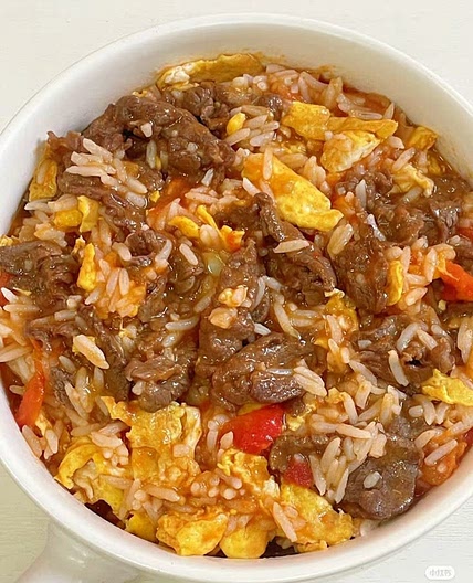 🍚 Arroz com carne acebolada, ovo e pimentão