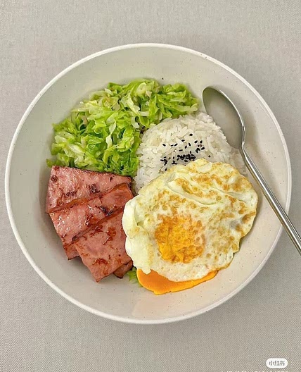 🍛 Bowl simples com arroz, repolho refogado, presunto grelhado e ovo frito