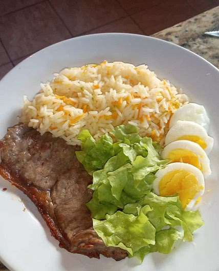 🍽️ Prato com Arroz, Bife, Ovo Cozido e Alface