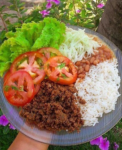 Arroz, Feijão, Carne Moída, Salada de Alface, Tomate e Repolho