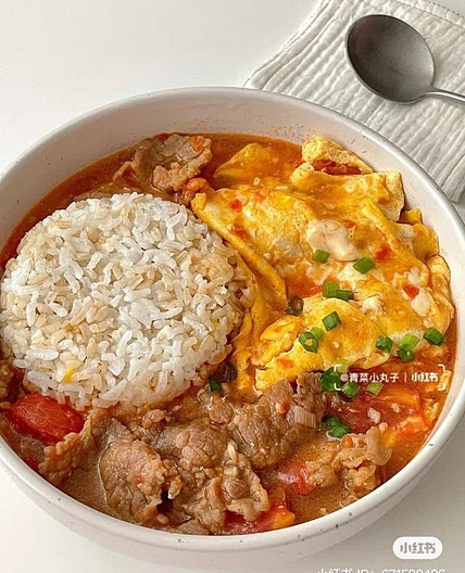 🍛 Arroz com Carne ao Molho de Tomate e Omelete Fofa