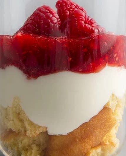 Triffle aux madeleines, yaourt et framboises