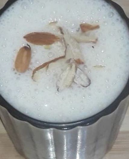 केले से बनाये लस्सी (Banana Lassi Recipe in Hindi)