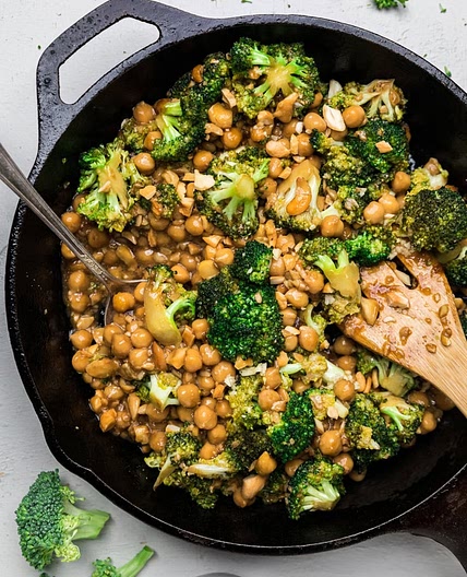 Chickpea, Cashew & Broccoli with Garlic Sauce Skillet