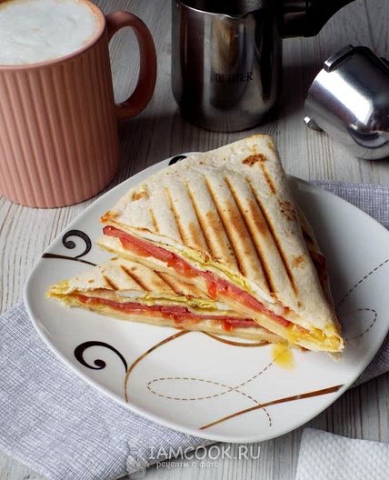 Lavash with tomatos and eggs