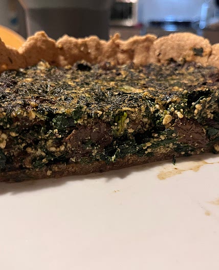 Tarta de espinaca y hongos secos