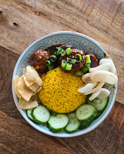 Indische balletjes met nasi kuning