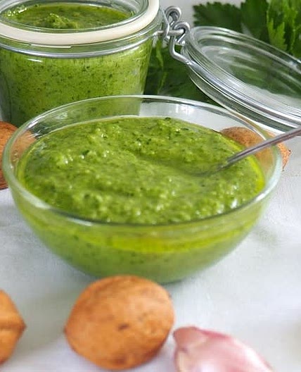 Selleriegrün-Pesto