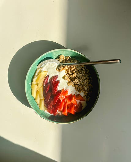Porridge-Bowl mit Knuspermüsli, Obst und Joghurt