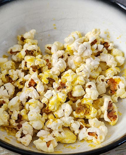 Vegan 'cheesey' popcorn