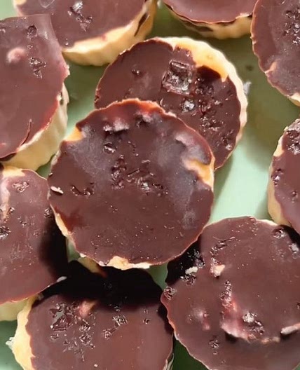 Froyo Keto Peanut Butter Cups With Collagen