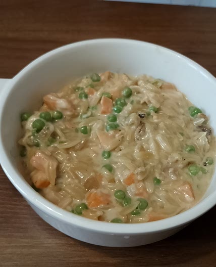 Orzo crémeux aux petits pois et saumon.