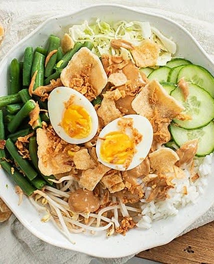 Gado Gado (Indonesian Salad with Peanut Sauce)