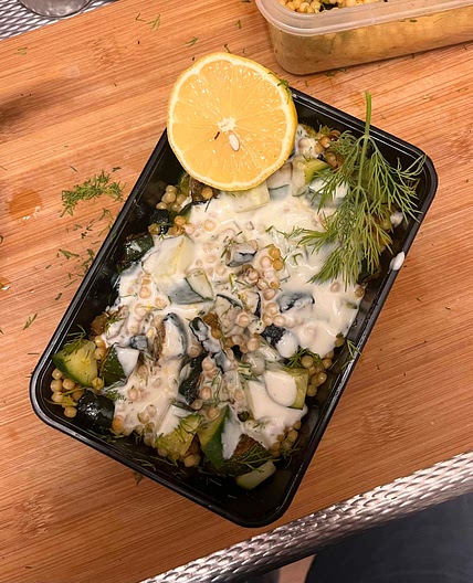 Parelcouscoussalade met courgette, dille en geitenkaasdressinf