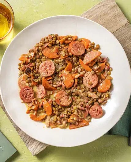 Saucisse-lentilles façon petit salé avec de l'oignon, de la carotte & des lardons