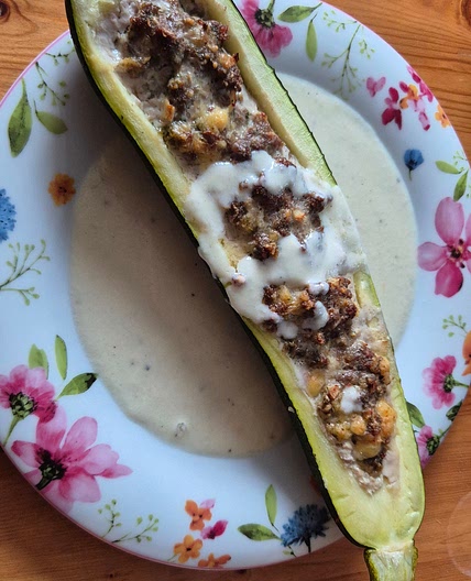Gefüllte Zucchini mit Knoblauchsoße