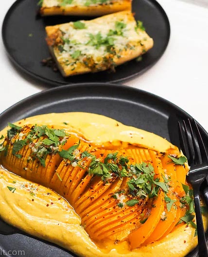 Gebackener Butternut-Kürbis auf Curry-Feta-Honig-Creme und Knoblauchbrot