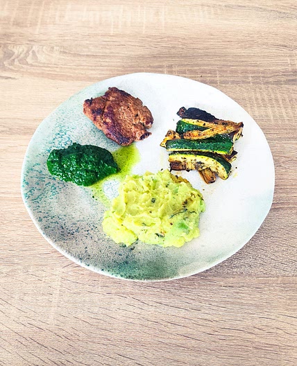 Burger et purée au fromage au pesto et basilic