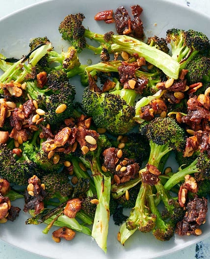Broccoli met sizzelende noten en dadels