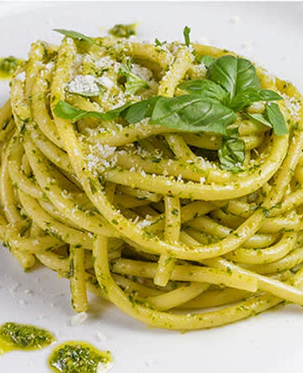 Macarrão espaguete com molho pesto simplificado