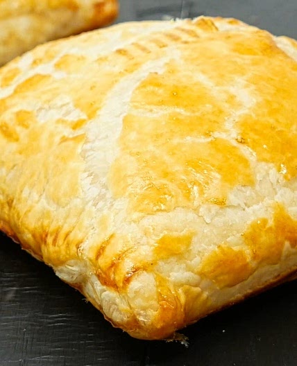 NAPOLITANAS DE HOJALDRE CON JAMON COCIDO Y QUESO.