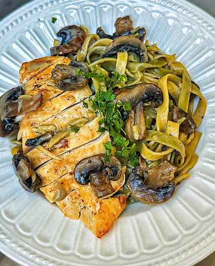 Fettuccine ve smetanové omáčce s krémovými žampiony a kuřecím masem