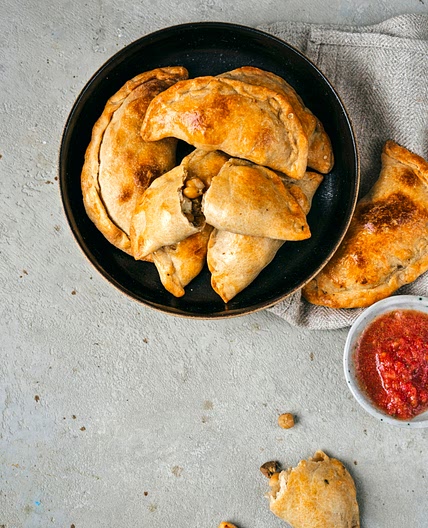 empanada’s met gekruide kikkererwten & pittige salsa