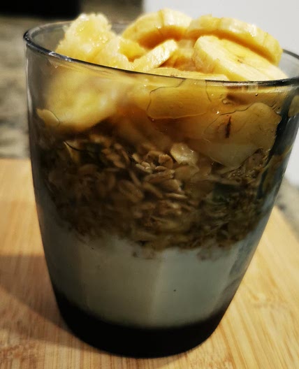 Парафе с йогуртом, гранолой и бананом