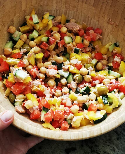 Салат «тунец-нут-овощи-оливки» + хлеб