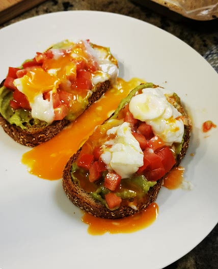 Тостада с авокадо, яйцом и томатом