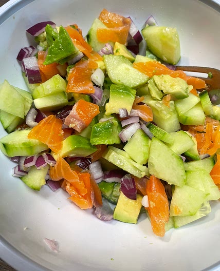 Salade concombre, avocat, saumon