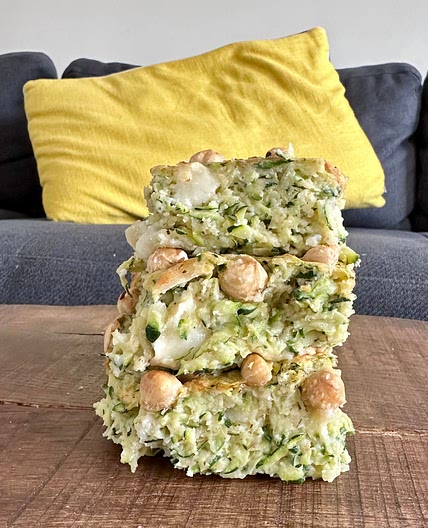BROWNIE SALÉ COURGETTE, CHÈVRE & NOISETTES 