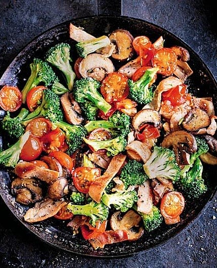 BACON, BROCCOLI, TOMATO AND MUSHROOM FRY-UP
