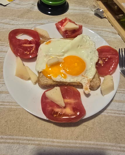 Tostada integral con huevo, tomate y queso