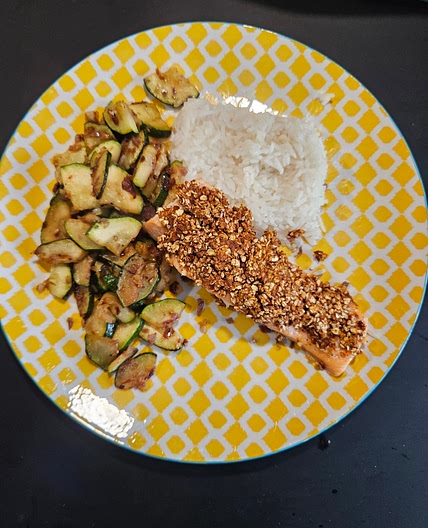 Saumon croustillant aux flocons d’avoine et graines de sésame, courgettes sautées et riz basmati