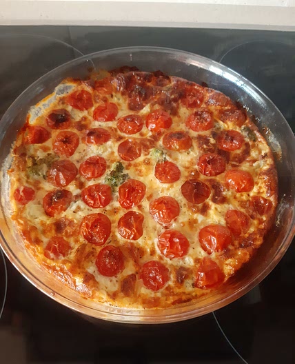 Pastel de brocoli y tomates cherry
