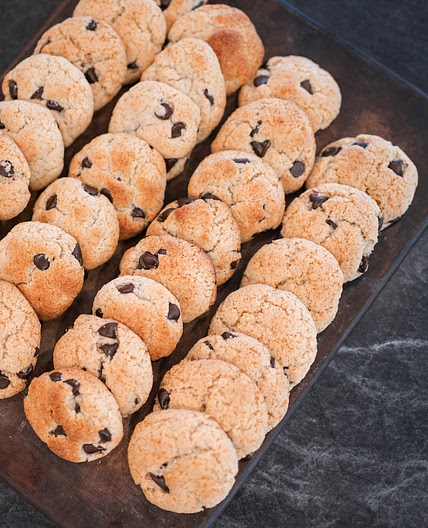 HIGH-PROTEIN CHOCOLATE CHIP COOKIES 🍪