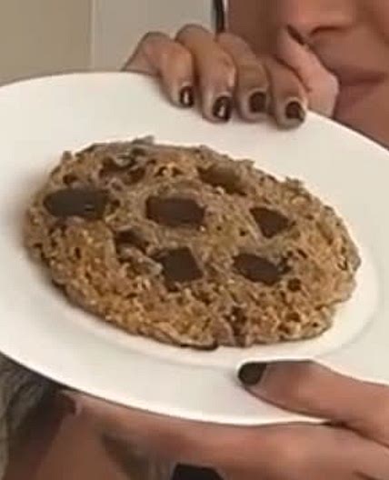Giant Chocolate Chips Cookie