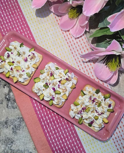 Crackers and cream cheese finger foods 😋