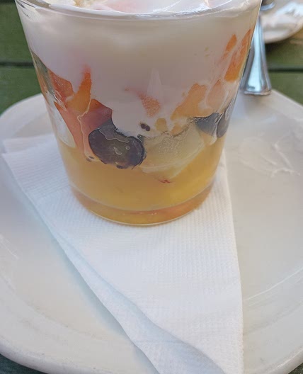 Fruit salad with yogurt