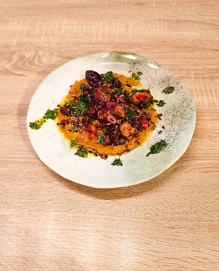 Boulettes de poulet avec une purée de carotte et lentilles