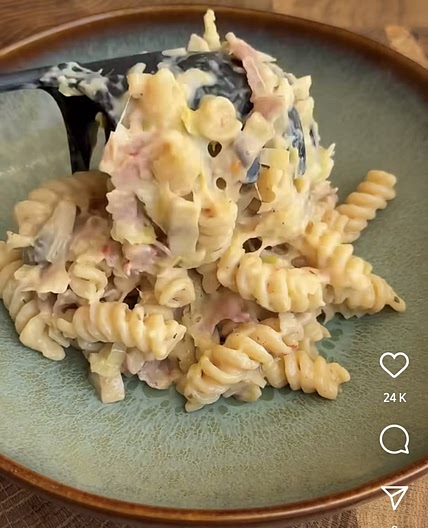 One pot pasta au poireau, Boursin, jambon et champignons