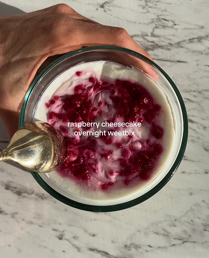 raspberry cheesecake overnight weetbix 🍓🤍✨ ingredients: 3x weetbix (can sub for 3/4 cup oats for my US friends) 1/2 cup milk 1