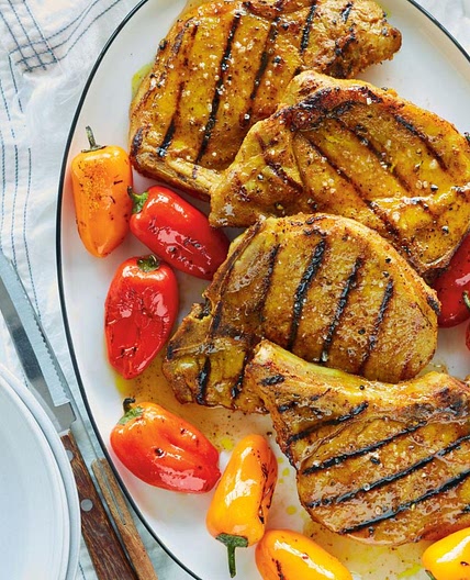 Côtelettes de porc grillées au curcuma et au miel