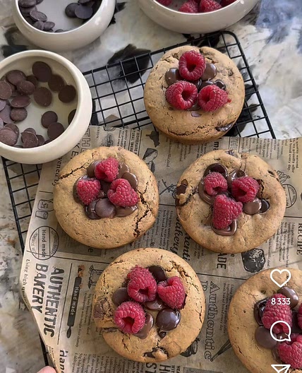 Cookies chocolat noir, chocolat au lait & framboises