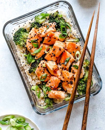 Honey Sriracha Chicken and Broccoli Meal Prep Bowls