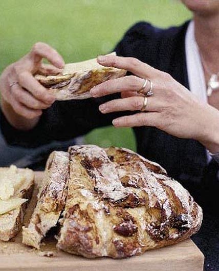 Cracked black pepper & figgy bread