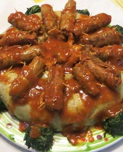 Polenta taragna con involtini in salsa