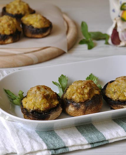 Funghi ripieni di carne al forno