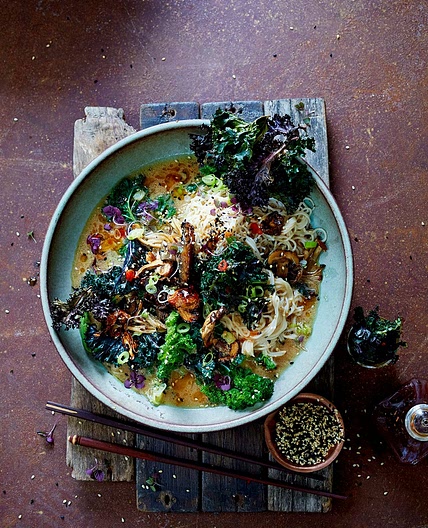 Super noodle ramen with kale & barbecue mushrooms